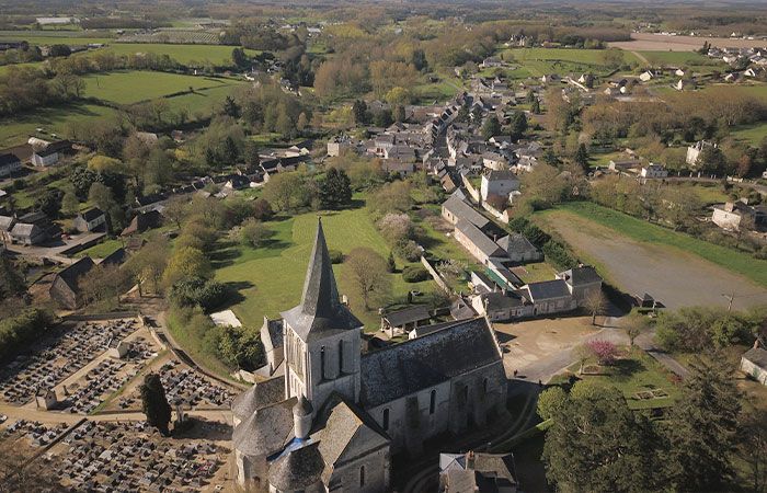 Photographie aérienne de Mouliherne au dessus de l'église