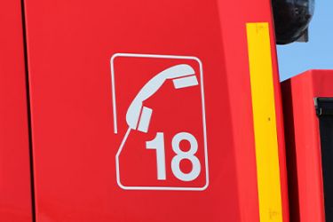 Photographie d'un numéro d'urgence.